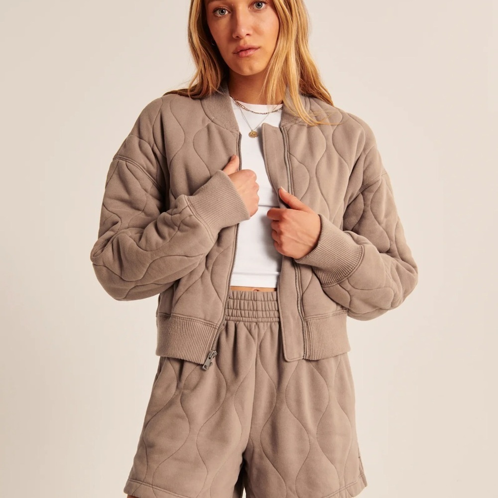 Abercrombie & Fitch Quilted Neutral Bomber Jacket Zip Front Soft Cozy Tan Sz XL - Picture 1 of 9